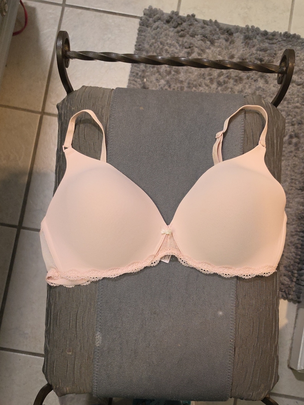 Victoria's Secret Pale Pink Lace-Trim Molded  No Wire Bra Size 36D
